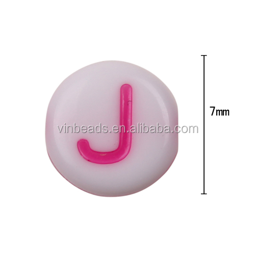 熱い販売の平らな白い7mmazの文字とカラフルなアクリルビーズdiyのための子供のアクリルのアルファベットのビーズのネックレスの宝石問屋・仕入れ・卸・卸売り