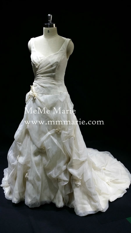 在庫のアーモンドvネックストラップオープンバックのウェディングドレスの花嫁衣装ハンドメイドフラワーと問屋・仕入れ・卸・卸売り