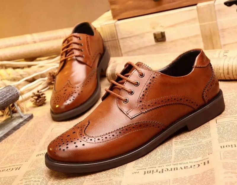 新しいファッションのデザインの彫刻2015革靴の革イタリアの有名なデザイナーの男性のオックスフォードシューズ仕入れ・メーカー・工場
