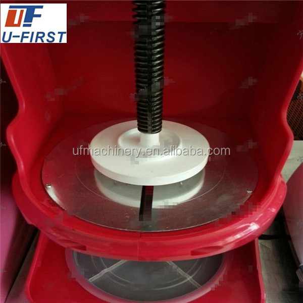 Ice block crushing machine