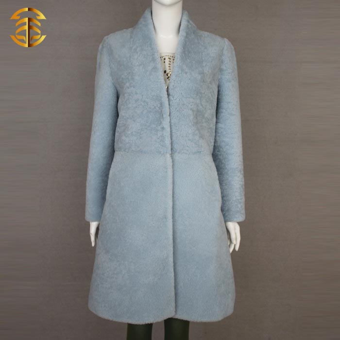 淡いブルー冬女性の羊の毛刈りの羊の毛皮のコート仕入れ・メーカー・工場