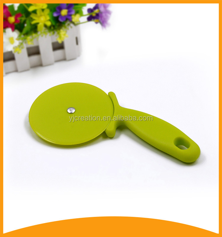 2016 wholesale plastic pizza cutter wheel slicer with PP handle
