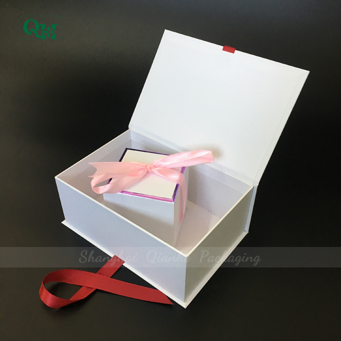 wedding gift packaging box with red ribbon