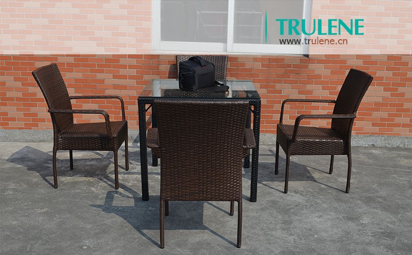 outdoor table set.jpg