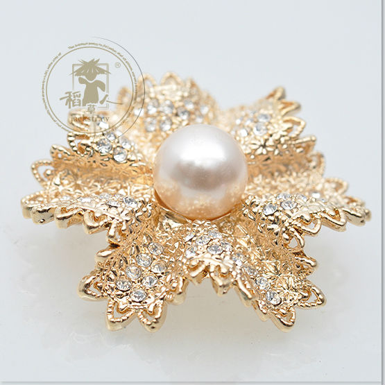 中国安価な真珠卸売手作り高級な花クリスタルラインストーンの結婚式の招待状用ブローチ問屋・仕入れ・卸・卸売り