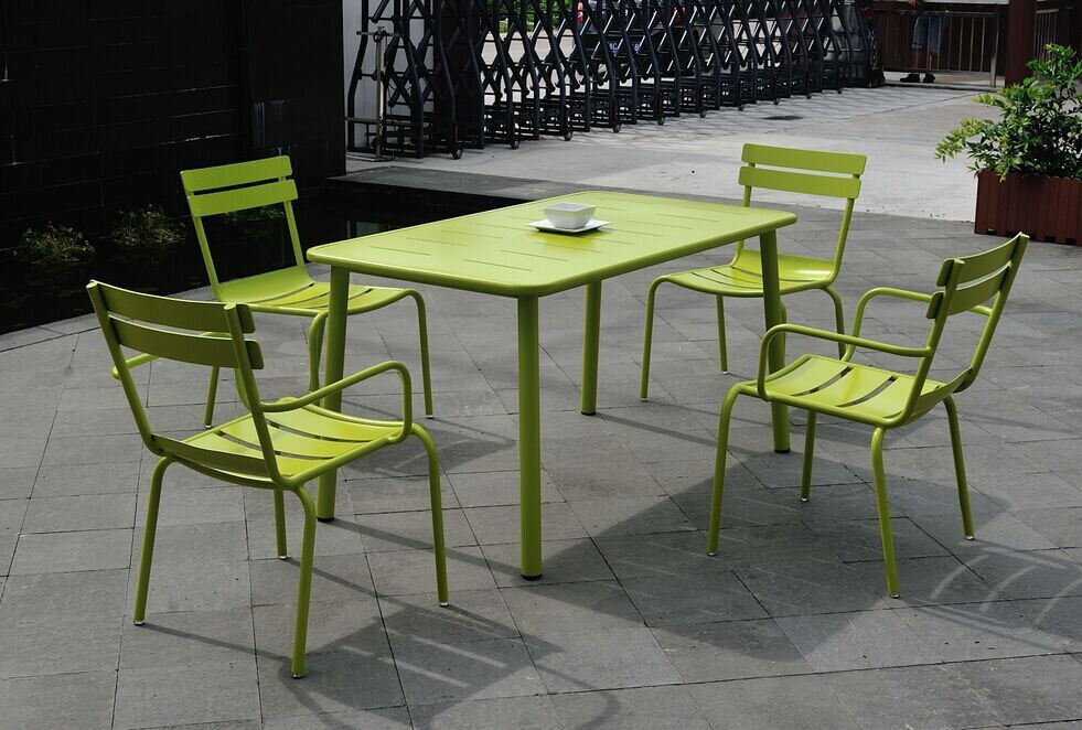 熱い販売の粉体塗装fidschi2015緑4人、 プラスチック木材のwpcダイニング屋外のロビーの家具の椅子とテーブル仕入れ・メーカー・工場