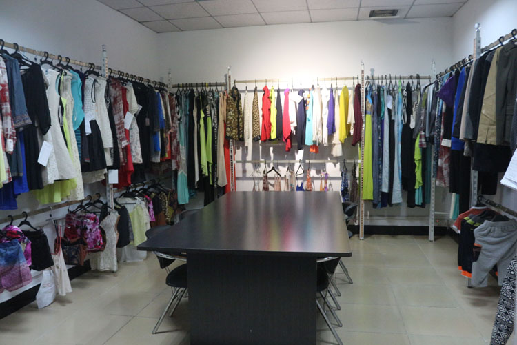 黒nake肩ルーズフィットブラウスファッション女性のためのアウトドア用衣類仕入れ・メーカー・工場