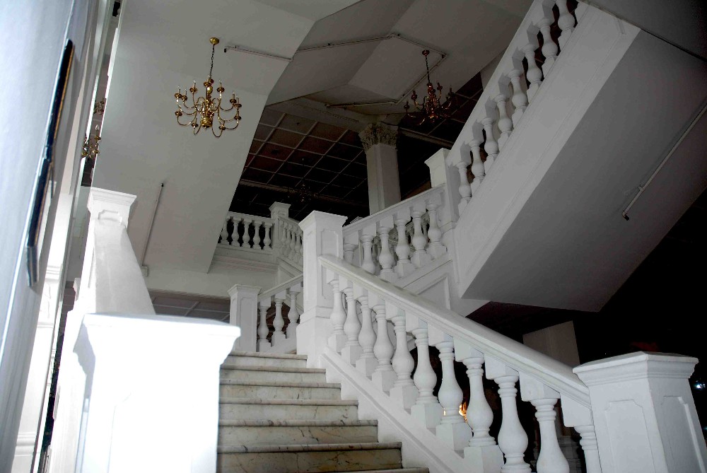 Villa balcón privado y decoración de la escalera de mármol blanco ... Escalera decoración Marmol