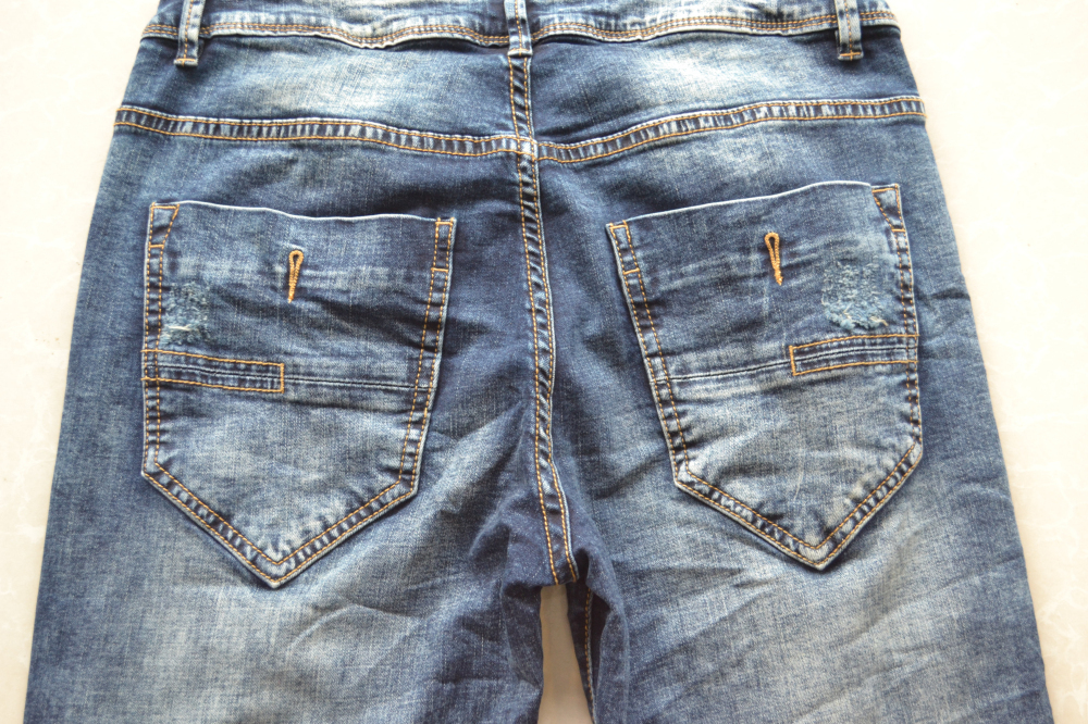 ストレートレッグデニムジーンズファッションwrankle穴アップリケの男性のジーンズ仕入れ・メーカー・工場
