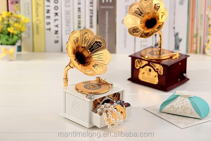 1PC-Creative-Music-Box-Retro-gramophone-model-plastic-ornaments-birthday-gift-KN-023