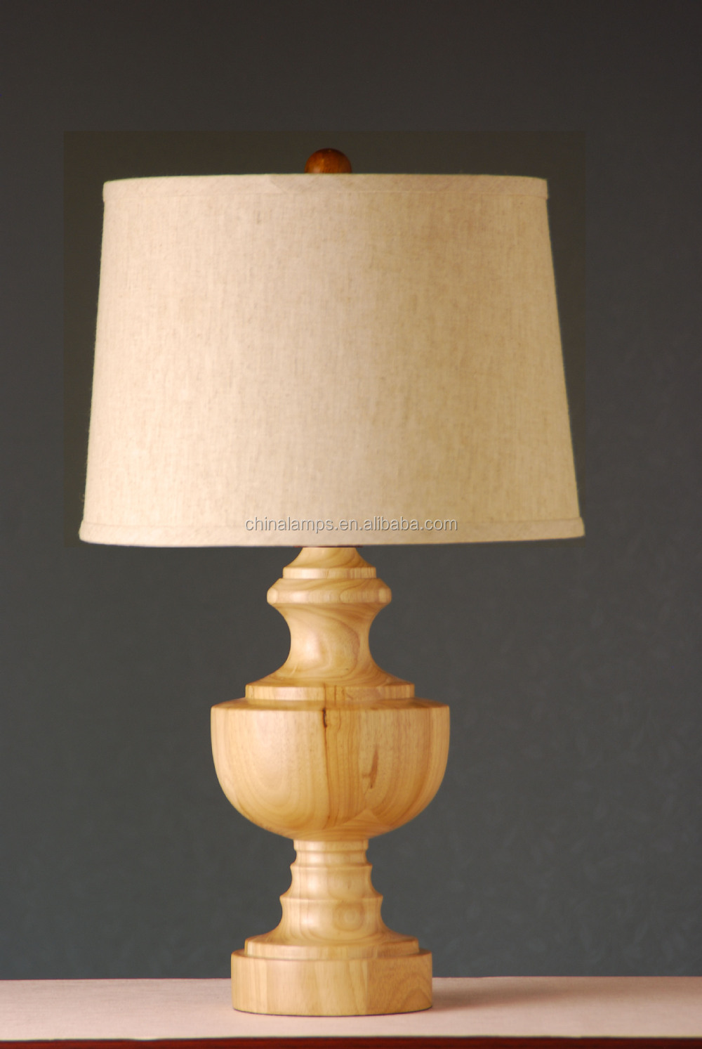 Antieke lamp ontwerp kunst en ambacht houten lamp in bruin met vat ...