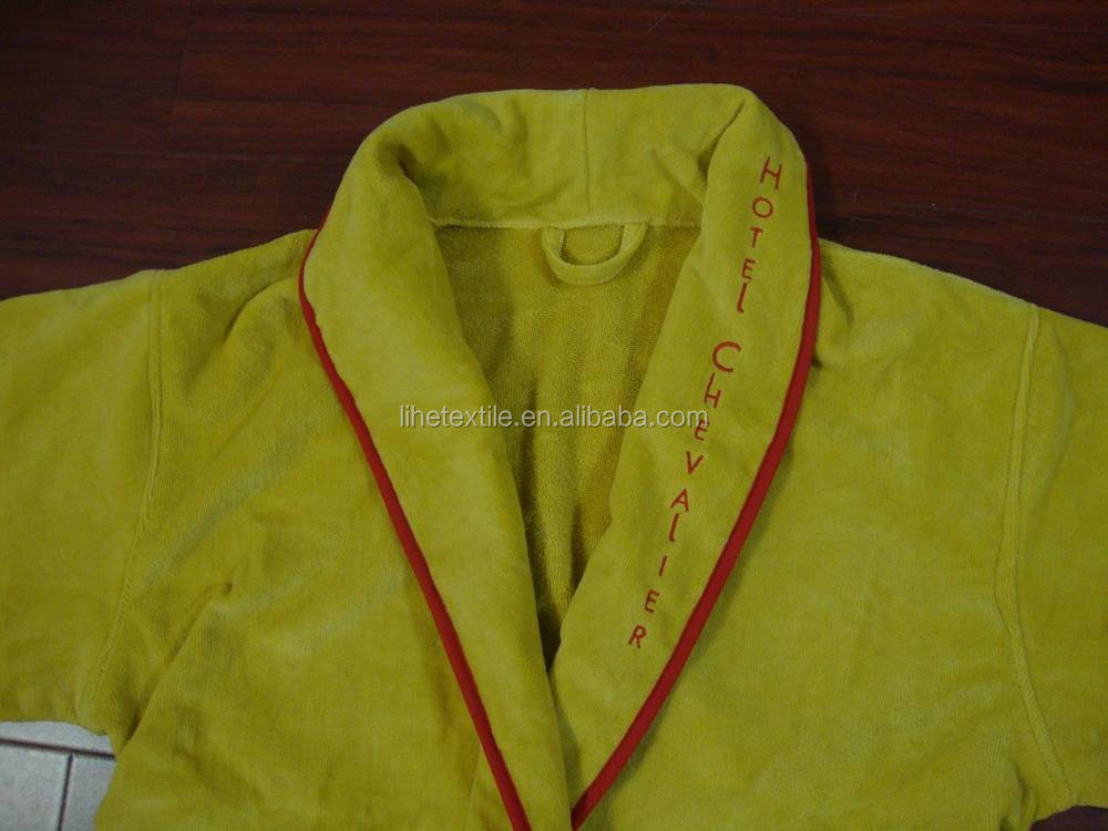 男女兼用サイズのベロアのバスローブボーダーと黄色の色とロゴの刺繍仕入れ・メーカー・工場