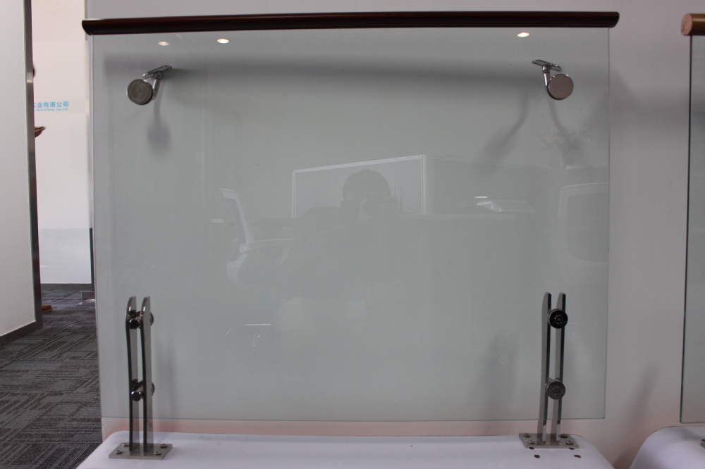 広州鋼鉄2015新しい特許短いミニフレームレスガラスの手すり 問屋・仕入れ・卸・卸売り