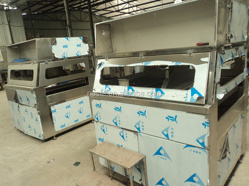 Chocolate enrobing machine for chocolate bar production