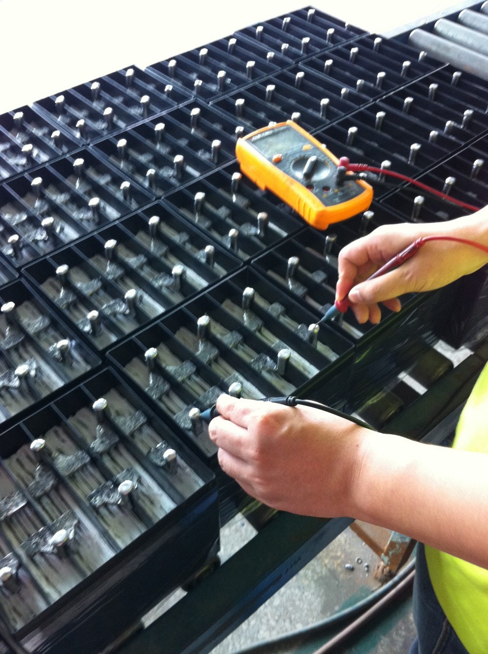 testing the soalr battery.JPG