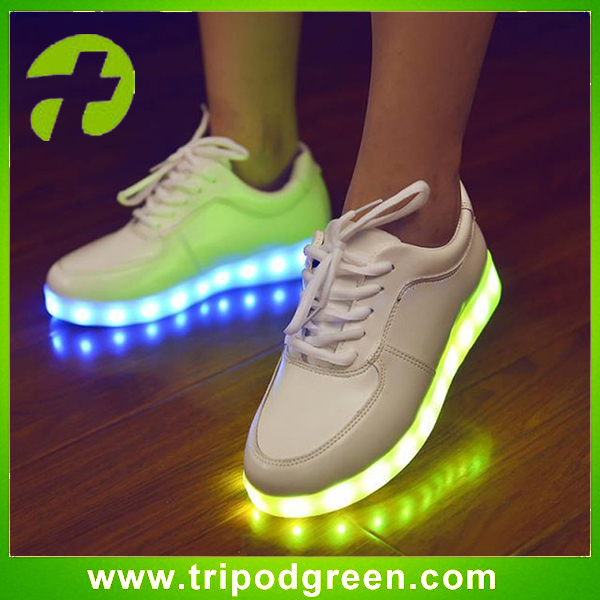 8可変光の色の光を導いた靴が大人のための仕入れ・メーカー・工場