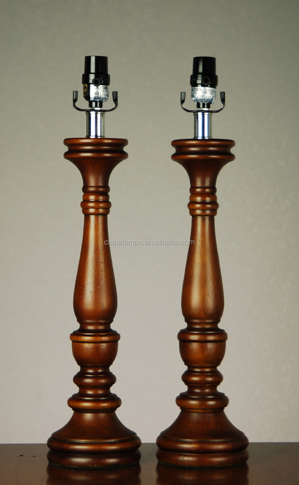Antieke lamp ontwerp kunst en ambacht houten lamp in bruin met vat ...