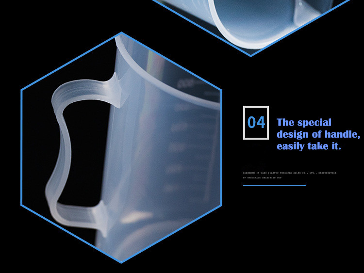 Plastic measuring cup