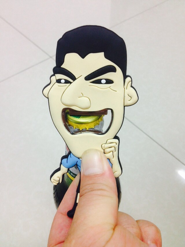 2014年ブラジルワールドカッププロモーションの贈り物「 スアレス「 ビールの栓抜き問屋・仕入れ・卸・卸売り