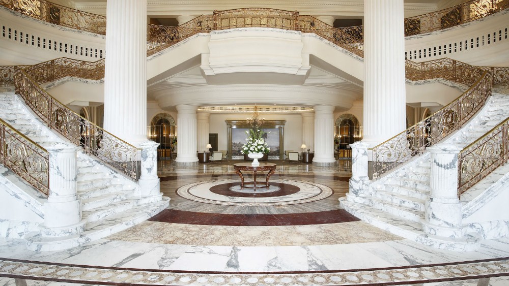 Villa balcón privado y decoración de la escalera de mármol blanco ... Escalera decoración Marmol