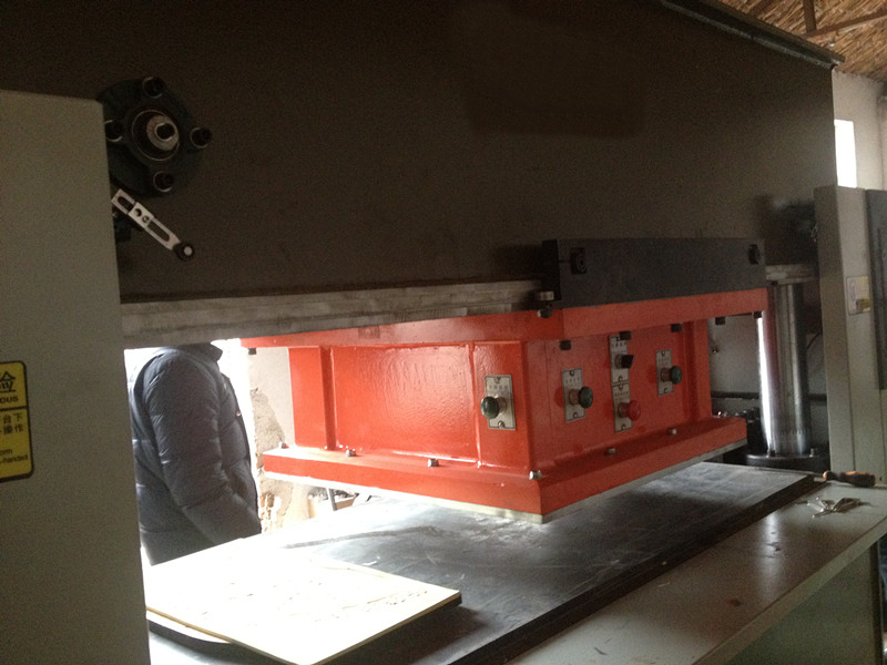 正確な4本- カラムの自動移動ダイ切断機仕入れ・メーカー・工場