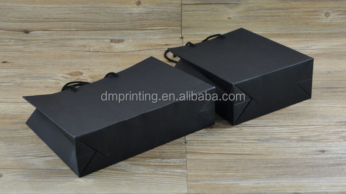高品質カスタマイズ さ れ た黒紙バッグ用衣服仕入れ・メーカー・工場