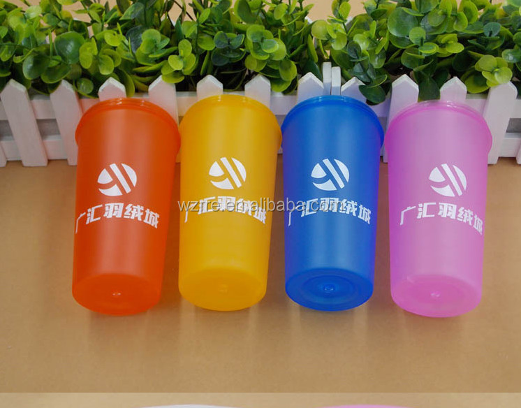 カスタムプリントプラスチックコーヒーカップ蓋付き、プラスチックコーヒーカップでカバーと断熱マット、 再利用可能なプラスチックカップ仕入れ・メーカー・工場