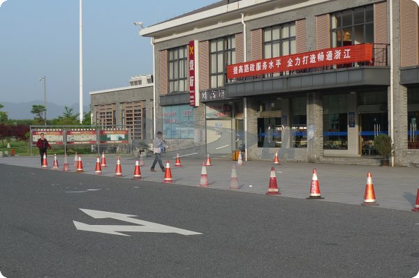 着色された耐久性のある100％のゴム交通道路安全コーンシールチャイナの製造( dh- lz- 1~6)問屋・仕入れ・卸・卸売り
