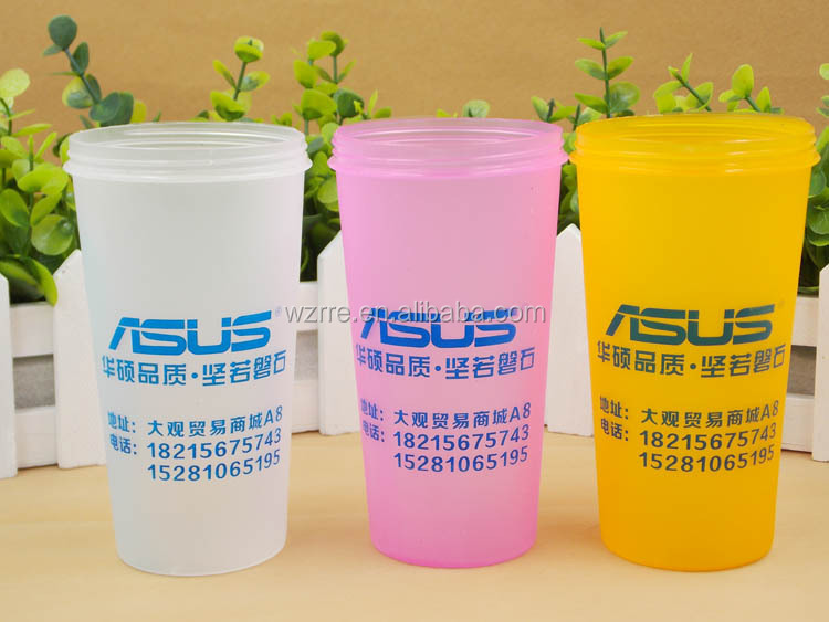 カスタムプリントプラスチックコーヒーカップ蓋付き、プラスチックコーヒーカップでカバーと断熱マット、 再利用可能なプラスチックカップ仕入れ・メーカー・工場
