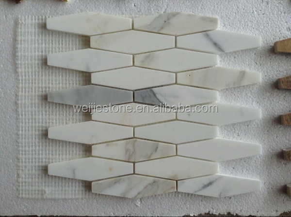 Cuisine en forme hexagonale allongée splashback bianco carrara ...