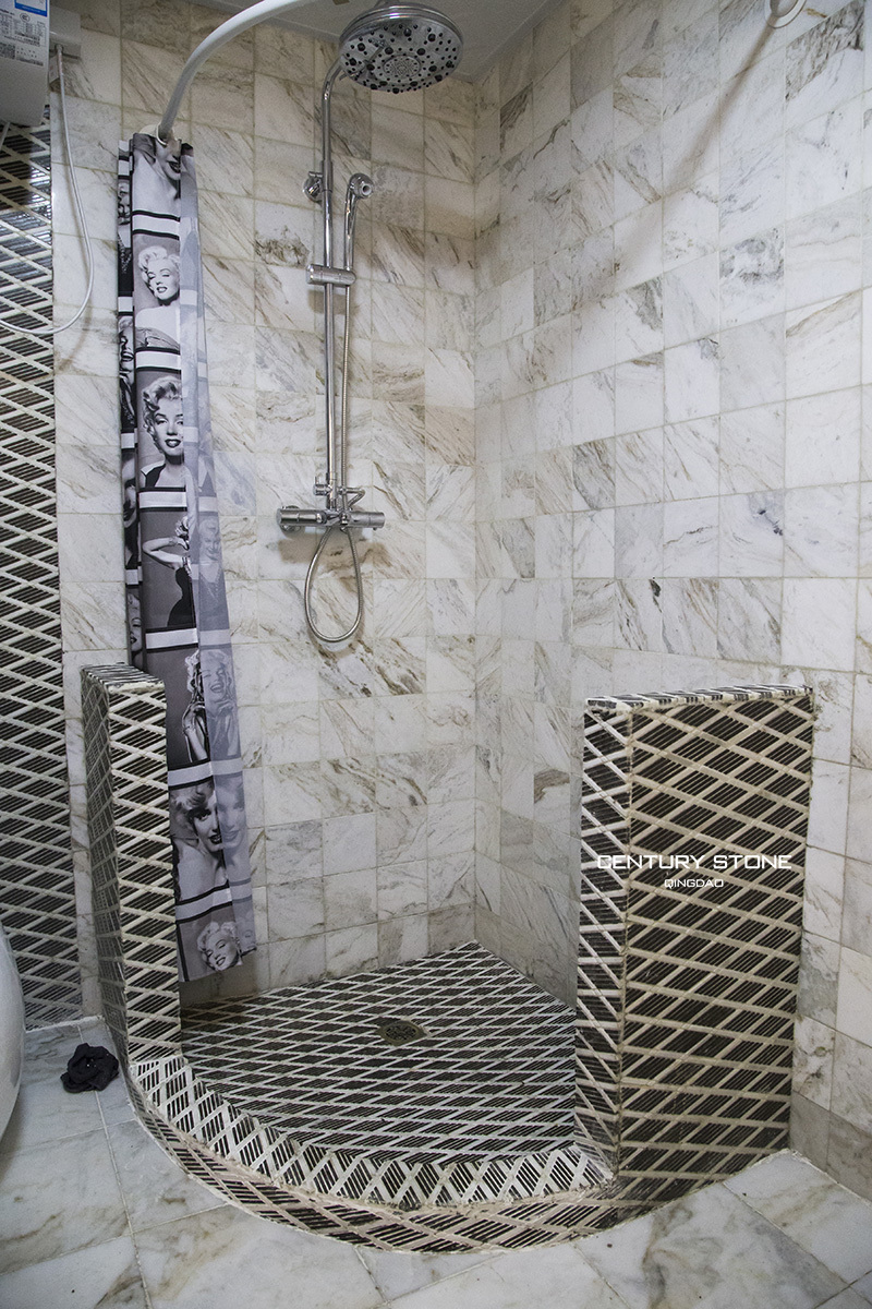 Badkamer ontwerp marmeren tegels mozaïeken anti slip zwart en wit ...