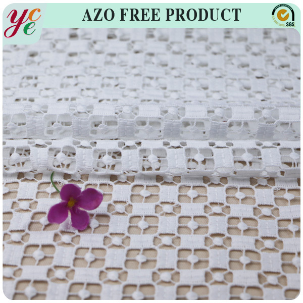 純白の色ポリエステルレーヨン混紡織物アイレット刺繍のファブリックローラー仕入れ・メーカー・工場