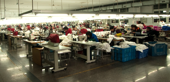 ファッションスタイルt- シャツの化粧品カウンターの均一な仕入れ・メーカー・工場