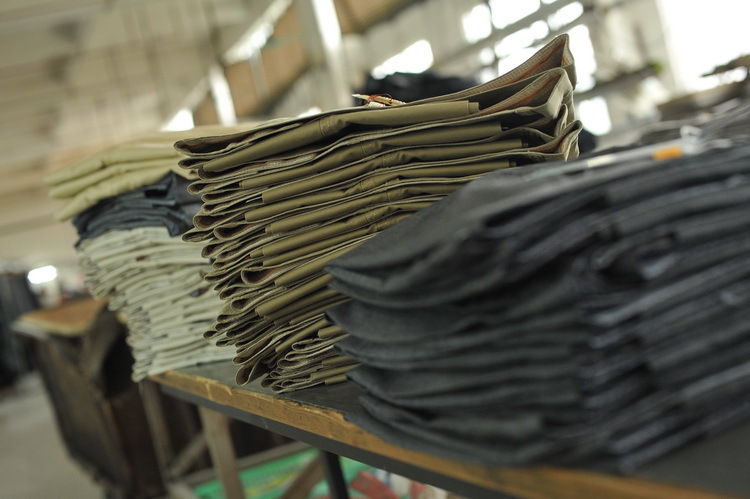 メンズジーンズ研削穴綿100％2015新しいスタイル仕入れ・メーカー・工場