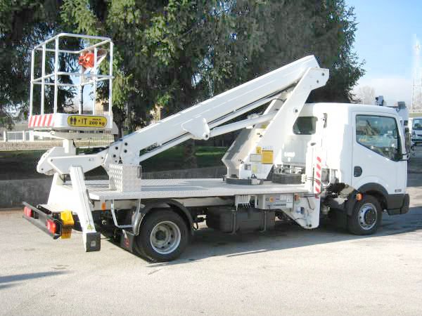 Nissan cabstar with cherry picker #7