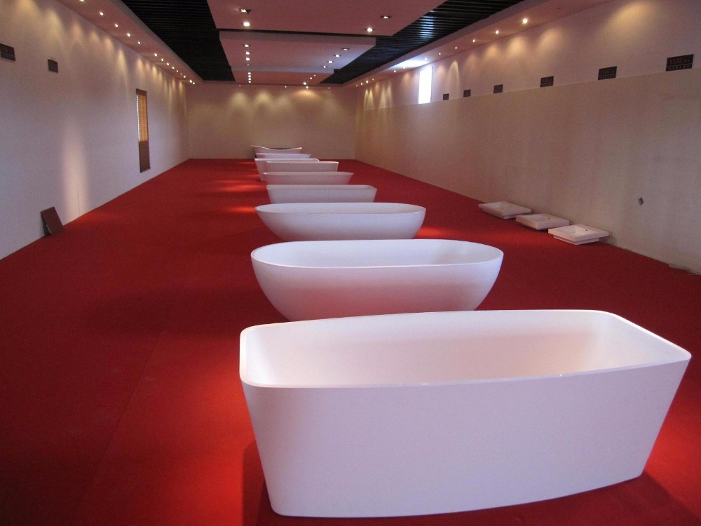 a series of our bathtub in showroom.JPG